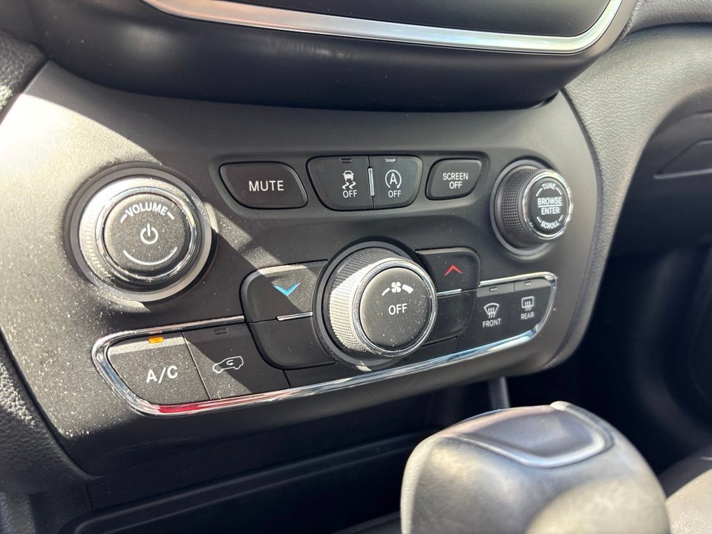 Used 2019 Jeep Cherokee Latitude Plus w/ Cold Weather Group AWD/4WD image 25