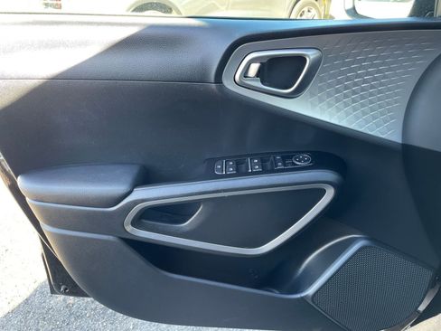 Used 2025 Kia Soul LX w/ LX Technology Package image 18