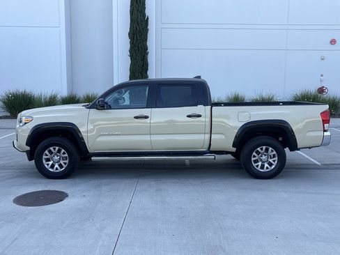 Used 2017 Toyota Tacoma SR5 w/ Tow Package RWD image 6