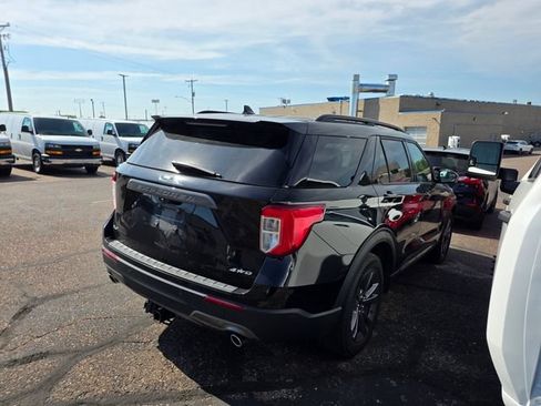 Used 2022 Ford Explorer XLT w/ Equipment Group 202A AWD/4WD image 4