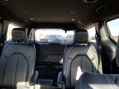 Used 2025 Chrysler Pacifica Select image 21