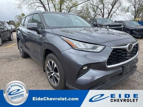 Used 2020 Toyota Highlander XLE AWD/4WD image 1