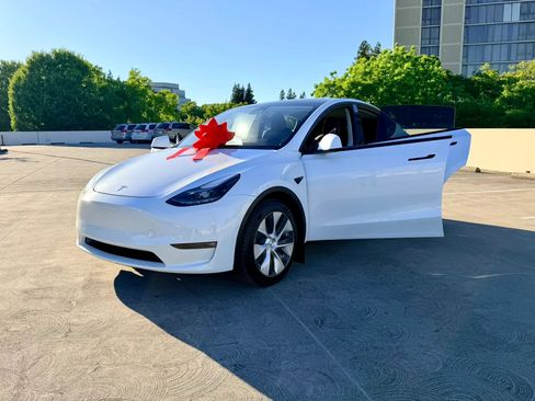 Used 2022 Tesla Model Y Long Range AWD/4WD image 48