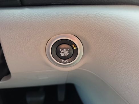 Used 2018 Chrysler Pacifica Touring-L FWD image 27