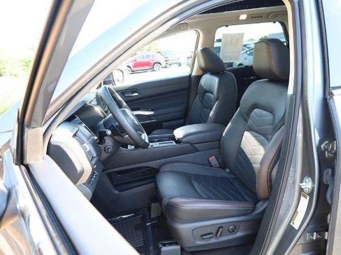 Certified 2025 Nissan Pathfinder Platinum FWD image 8