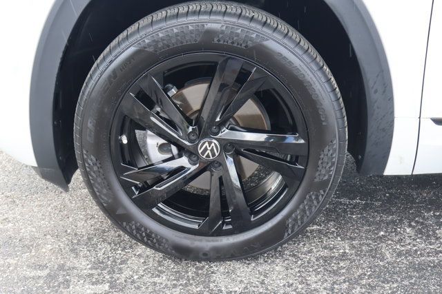 Certified 2025 Volkswagen Atlas Cross Sport SEL R-Line AWD/4WD image 11