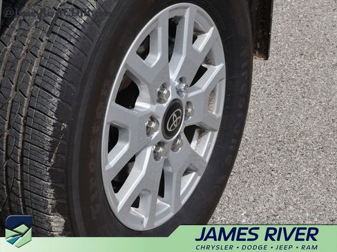 Used 2024 Toyota Tacoma SR5 AWD/4WD image 39