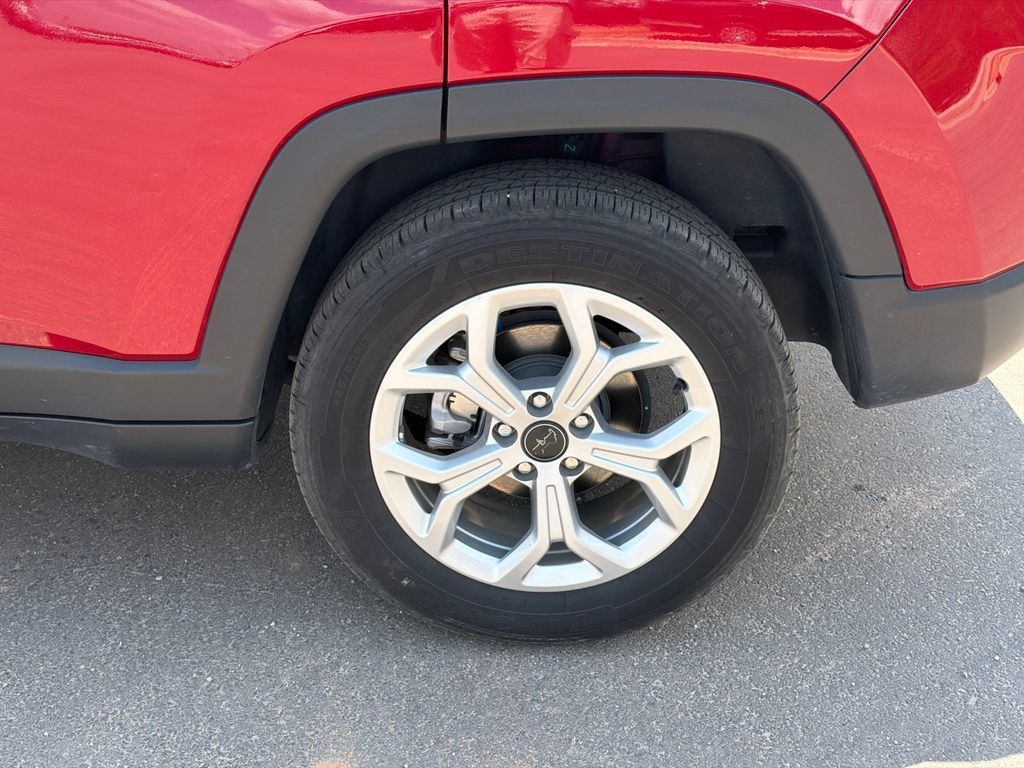 Used 2025 Jeep Compass Latitude AWD/4WD image 19