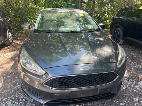 Used 2018 Ford Focus SE image 3