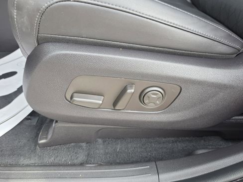 Used 2025 Kia Carnival EX FWD image 24
