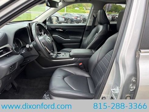 Used 2023 Toyota Highlander XLE AWD/4WD image 10