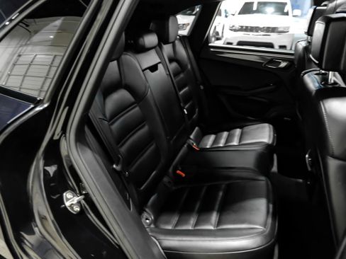 Used 2018 Porsche Macan Turbo w/ Premium Package Plus image 40