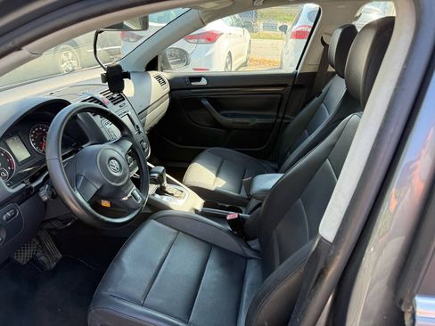 Used 2010 Volkswagen Jetta SE FWD image 16