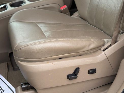 Used 2014 Chrysler Town & Country Touring-L w/ Driver Convenience Group FWD image 25