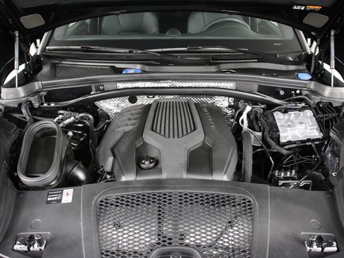 Certified 2026 Porsche Macan AWD/4WD image 26