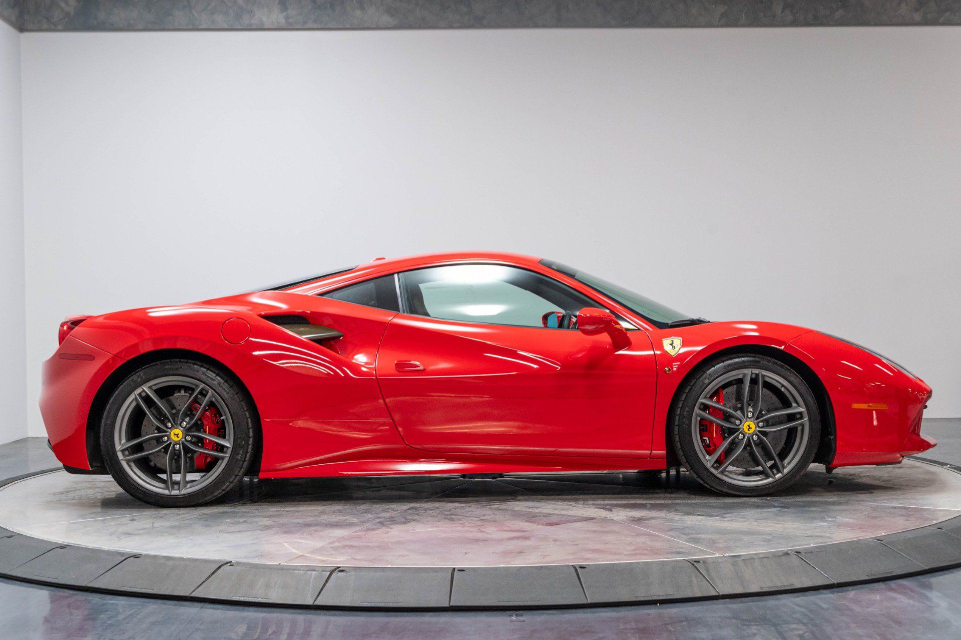 Used 2018 Ferrari 488 GTB RWD image 20