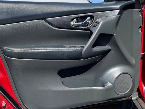 Used 2018 Nissan Rogue SV image 19