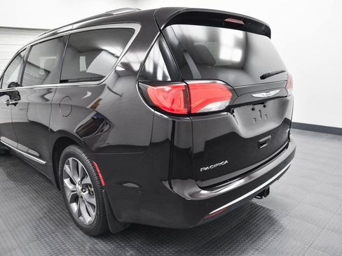 Used 2017 Chrysler Pacifica Limited image 6