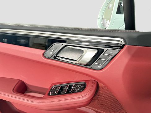 Certified 2026 Porsche Macan AWD/4WD image 20