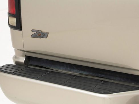 Used 2000 Chevrolet Tahoe Z71 w/ Comfort & Security Pkg image 18