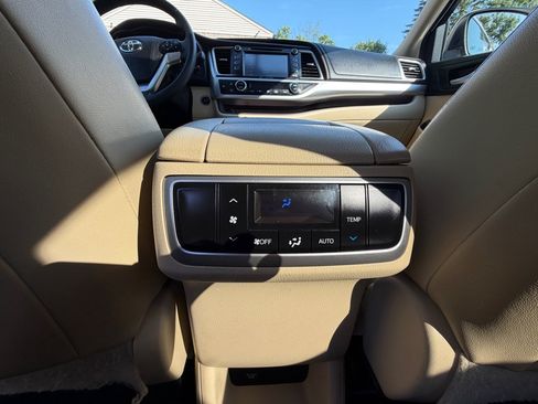 Used 2016 Toyota Highlander XLE AWD/4WD image 22