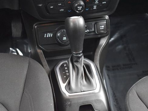 Used 2023 Jeep Renegade Latitude AWD/4WD image 18