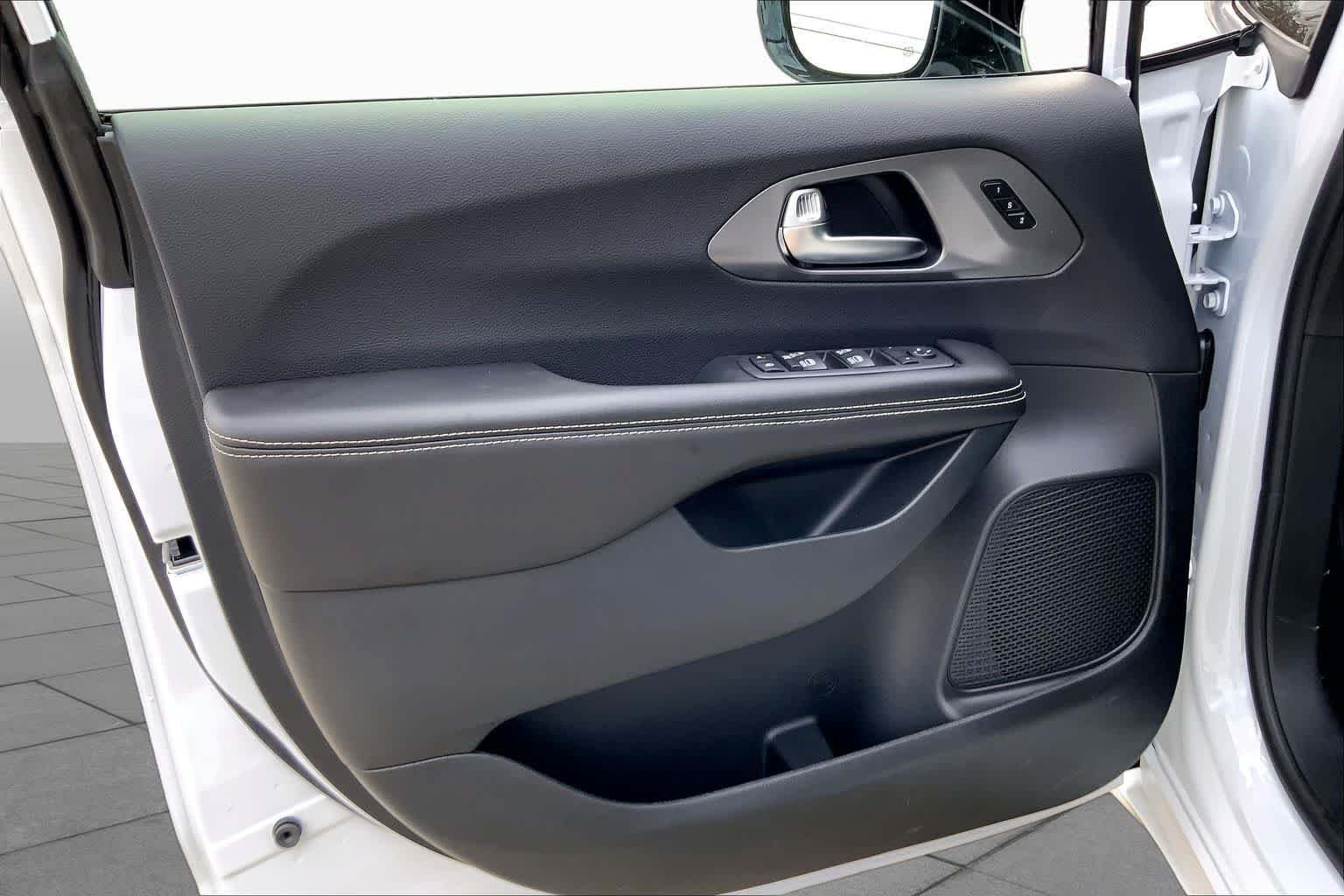 New 2026 Chrysler Pacifica Select w/ S Appearance Package FWD image 10