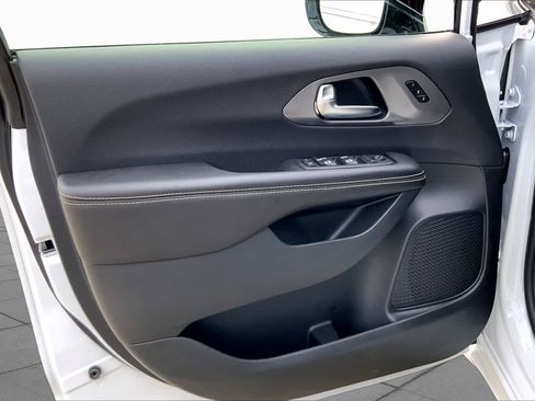 New 2026 Chrysler Pacifica Select w/ S Appearance Package FWD image 10