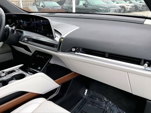 Used 2026 Cadillac Vistiq Luxury image 25