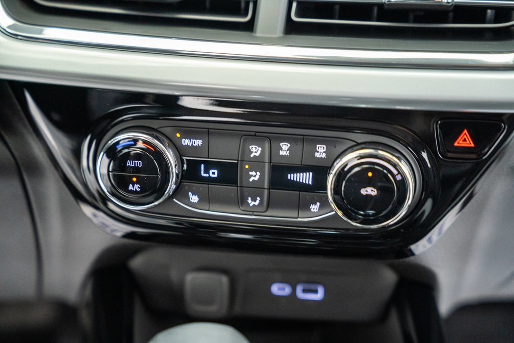 New 2026 Chevrolet Trax LT w/ Sunroof Package FWD image 23