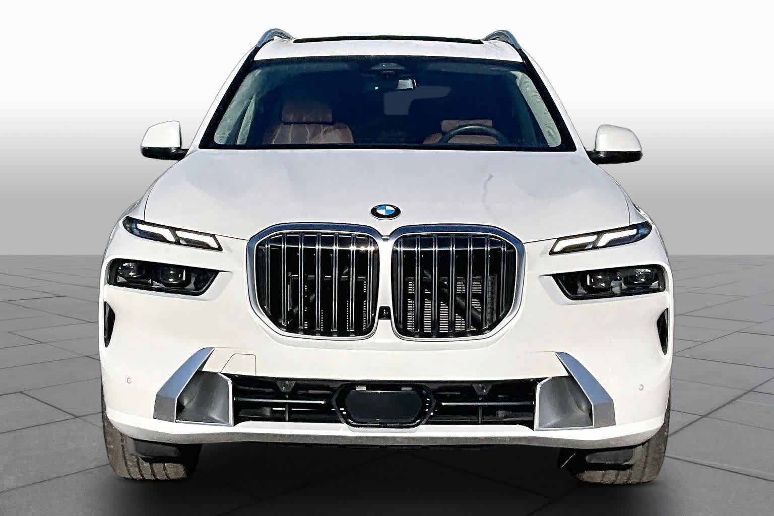 Used 2025 BMW X7 xDrive40i w/ Premium Package AWD/4WD image 4