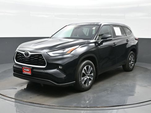 Used 2024 Toyota Highlander XLE AWD/4WD image 2