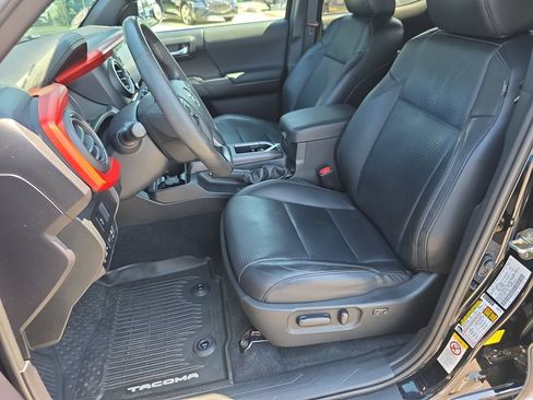 Used 2020 Toyota Tacoma TRD Sport w/ TRD Premium Sport Package AWD/4WD image 11