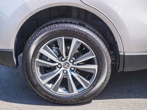 Used 2022 Toyota Venza LE AWD/4WD image 9