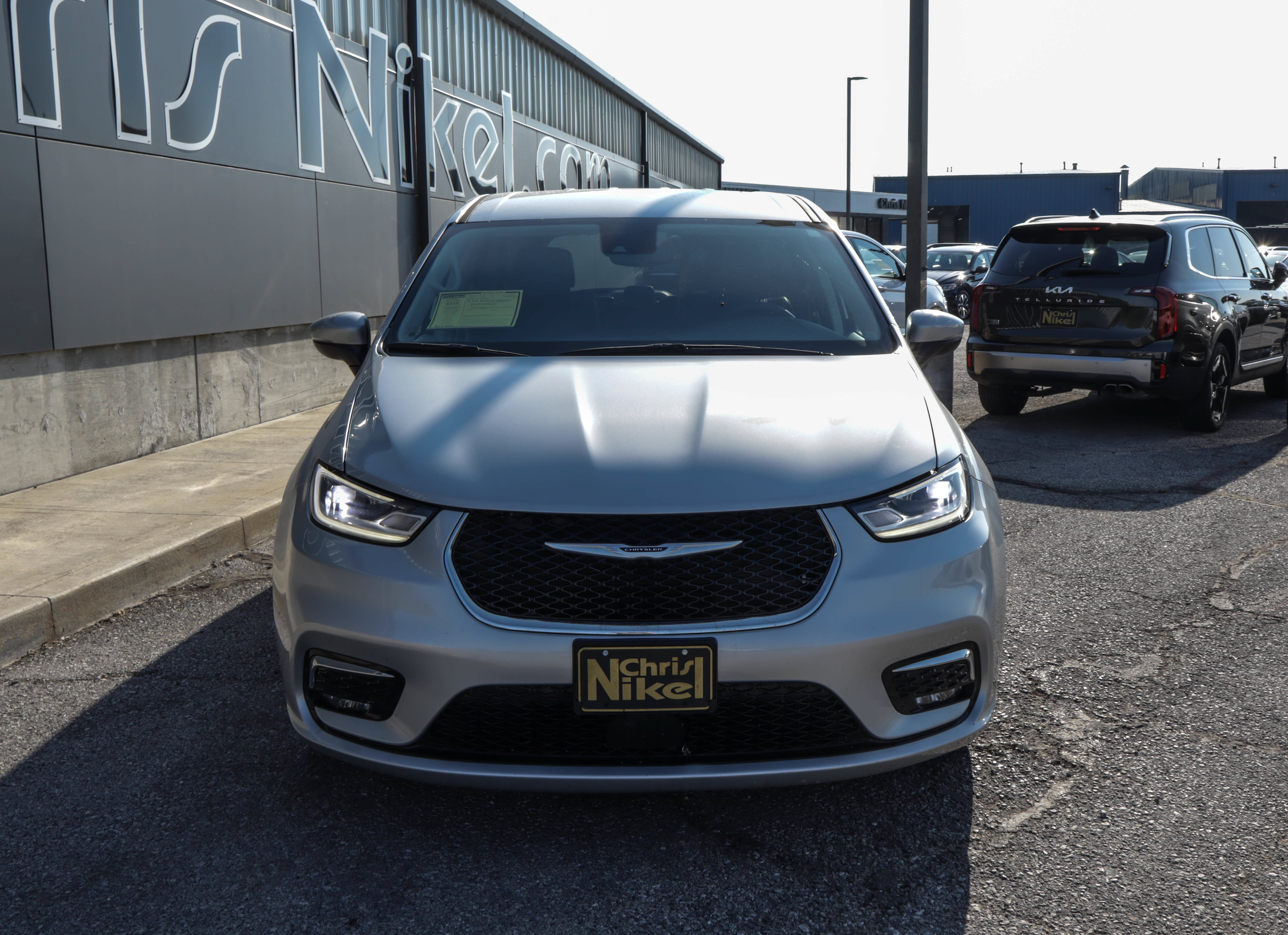 Used 2023 Chrysler Pacifica Touring-L FWD image 2