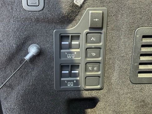 Certified 2025 Land Rover Discovery Dynamic SE AWD/4WD image 40