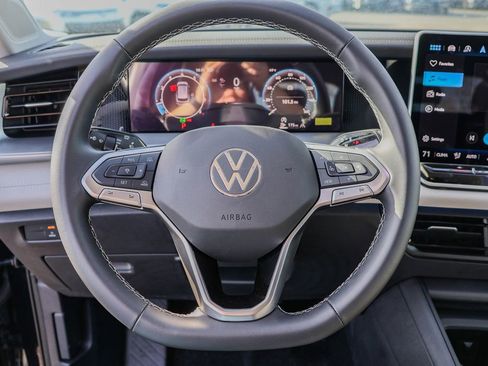 New 2025 Volkswagen Tiguan SE image 23