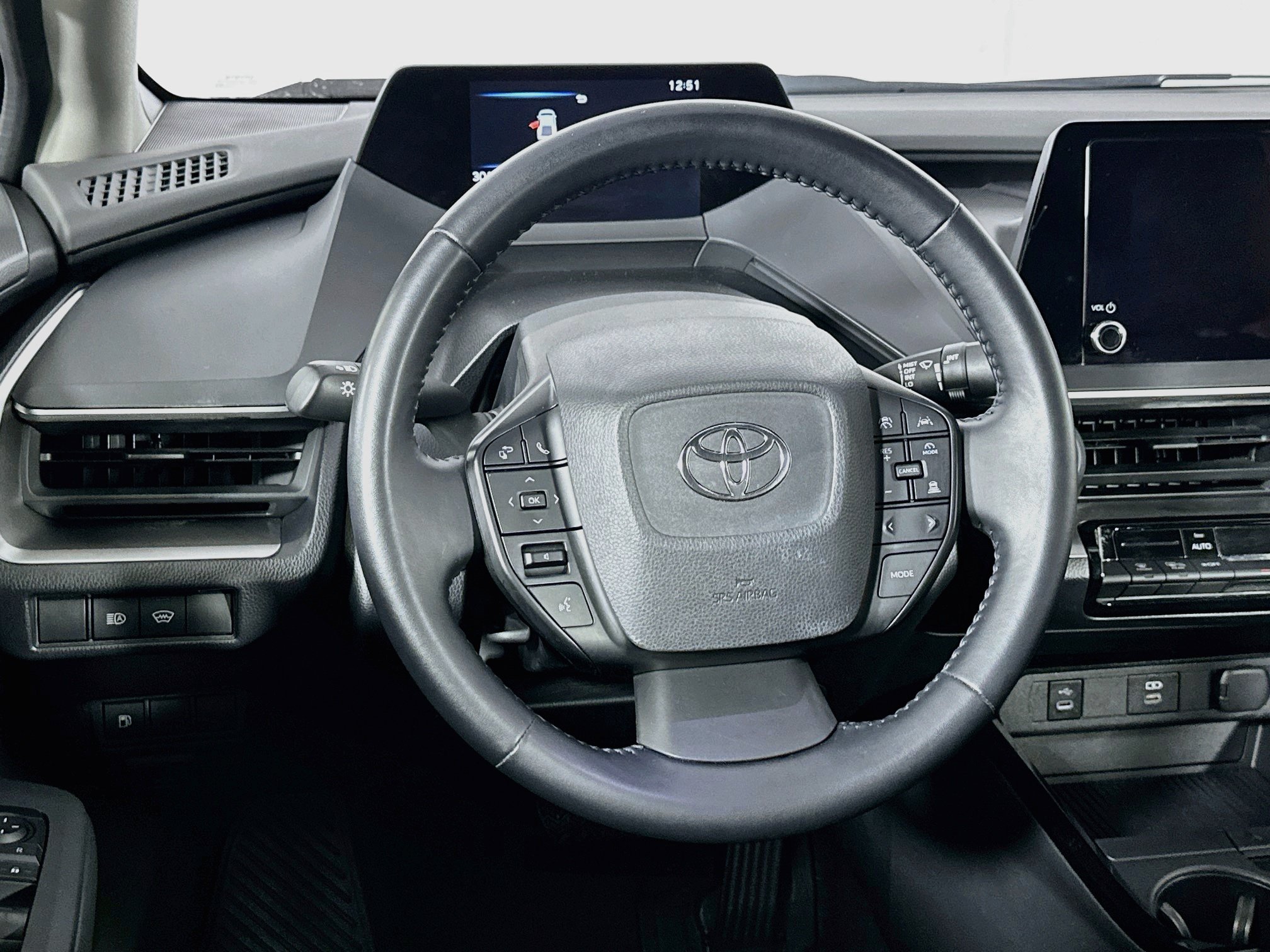 Used 2025 Toyota Prius LE FWD image 18