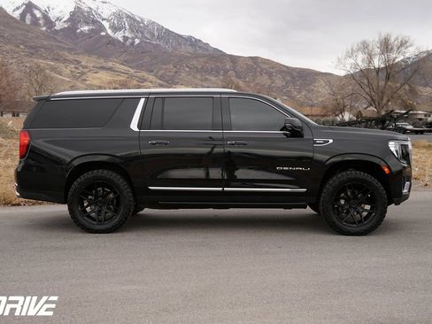 Used 2023 GMC Yukon XL Denali image 12