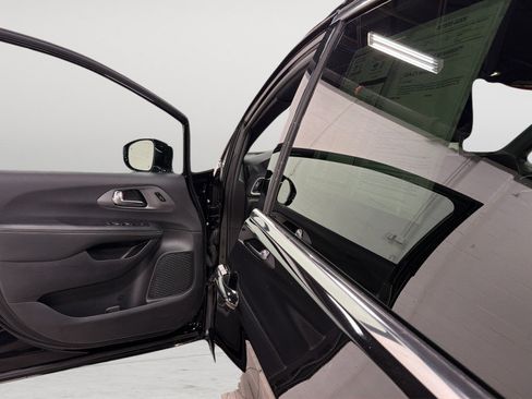 Used 2025 Chrysler Pacifica Select FWD image 14