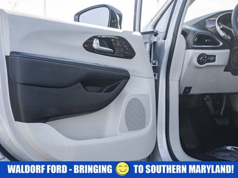 Used 2023 Chrysler Pacifica Limited image 39