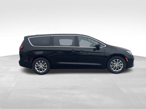 New 2026 Chrysler Pacifica Limited image 4