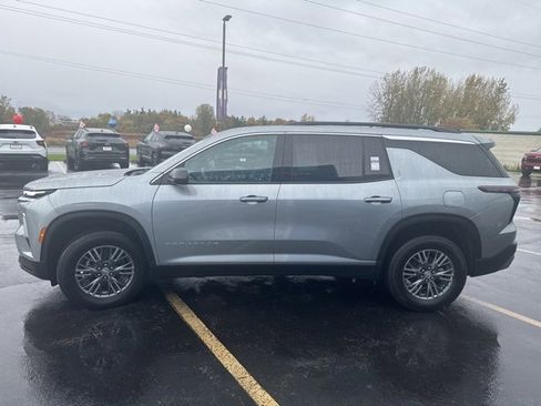 Used 2025 Chevrolet Traverse LT image 6