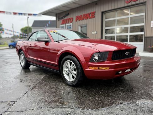 Used 2006 Ford Mustang Convertible RWD image 2