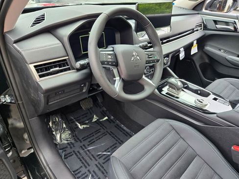 New 2025 Mitsubishi Outlander SE image 18