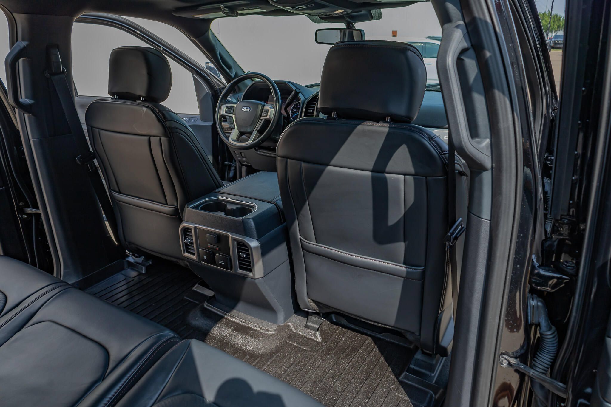 Used 2022 Ford F450 Platinum w/ FX4 Off-Road Package AWD/4WD image 32