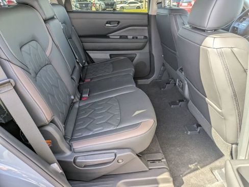 New 2026 Nissan Pathfinder Platinum image 31