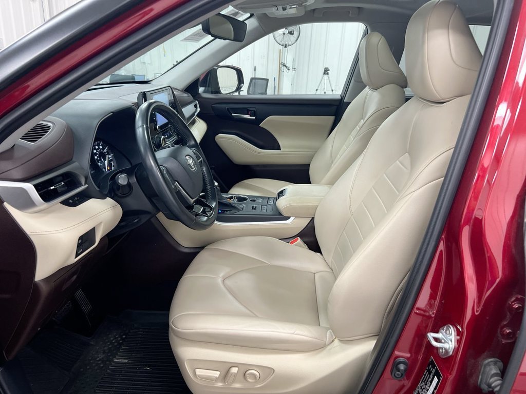 Used 2021 Toyota Highlander XLE AWD/4WD image 21