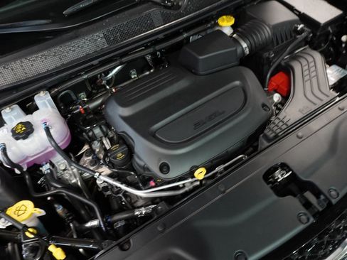 New 2023 Chrysler Pacifica Limited w/ Uconnect Theater Family Group image 37