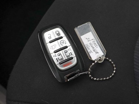 Used 2023 Chrysler Voyager LX image 31